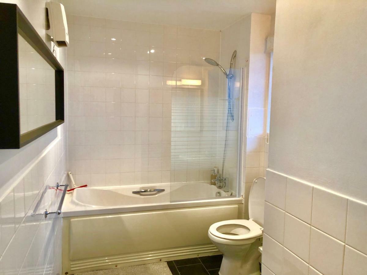 2 Bedrooms Modern Apartment, Lounge, Full Kitchen, Balcony, 5 Minutes Stratford Station لندن المظهر الخارجي الصورة