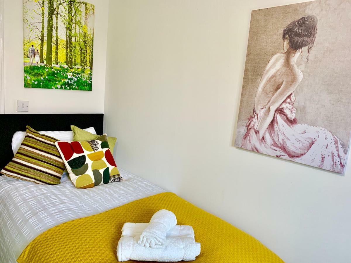 2 Bedrooms Modern Apartment, Lounge, Full Kitchen, Balcony, 5 Minutes Stratford Station لندن المظهر الخارجي الصورة